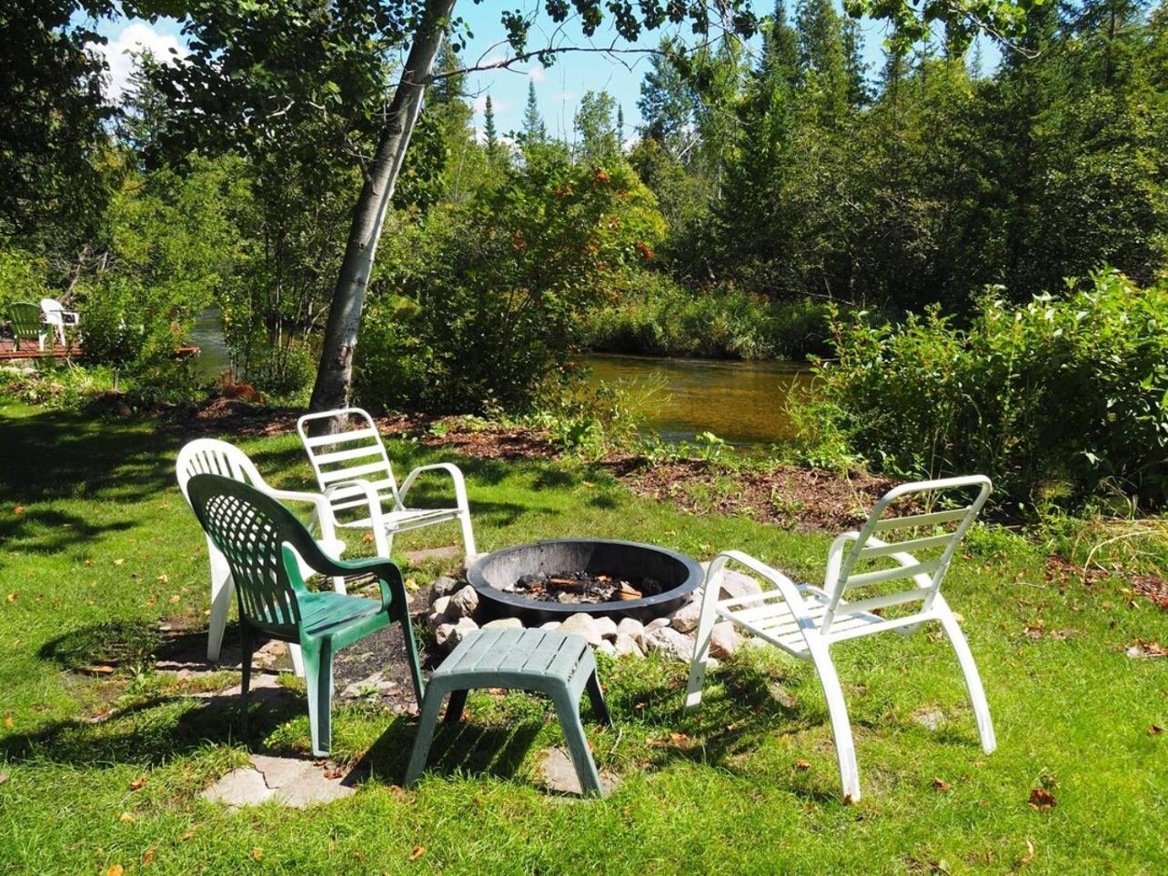 Sleeping Bear Riverside Cabins - Cabin #1 Honor Buitenkant foto